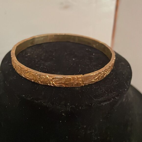 Vintage 8” Avon gold plated textured raised floral pattern bangle bracelet - Picture 5 of 10